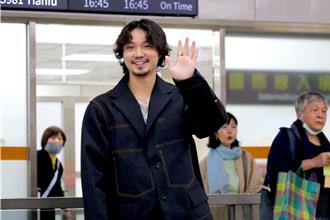 磯村勇斗首來台宣傳《八犬傳》 機場停留2分鐘親切簽名