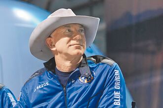 讚馬斯克與SpaceX是好對手 貝佐斯自薦 助川普減少企業監管