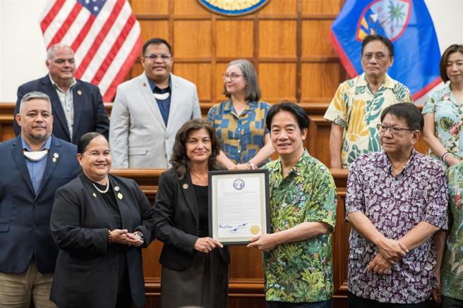 赖总统参访关岛议会，获赠关岛议会通过的友好决议。（记者黄一翔摄）