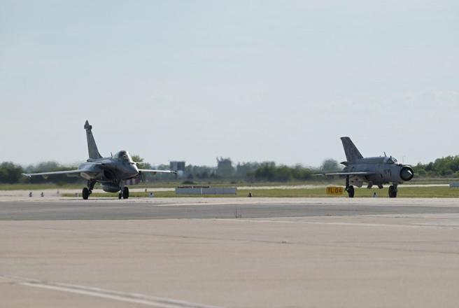 克国空军在5月航空展，由MiG-21（右）与新一代法制「飙风」战机参与地面展示，象徵新旧传承。
（取自克罗埃西亚空军Flickr）