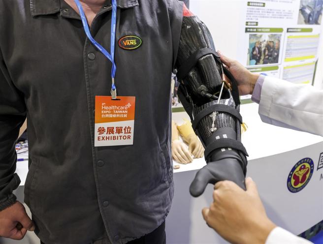 三總展出「高科技仿生手臂」，可協助患者透過意識控制該裝備，進一步做出抓握等精細動作。（記者范瑜攝）