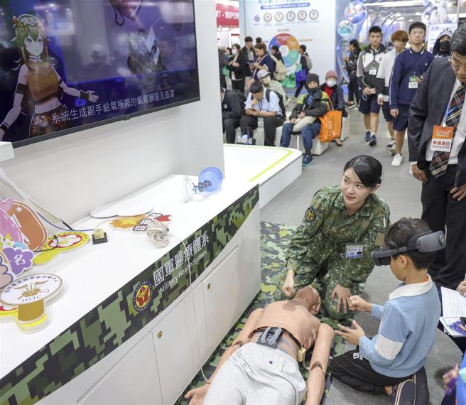 「XR智慧訓練系統」結合虛擬實境模擬急救流程，吸引民眾實際體驗學習急救知識。
（記者范瑜攝）