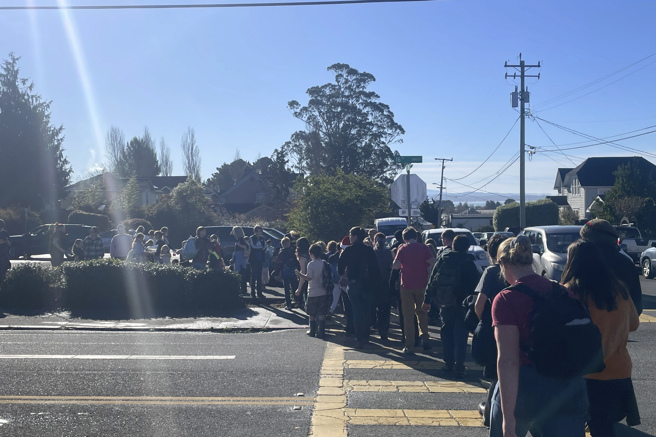 加州近海7.0强震！强震后一度发布海啸警报，学校师生紧急疏散。(图/美联)