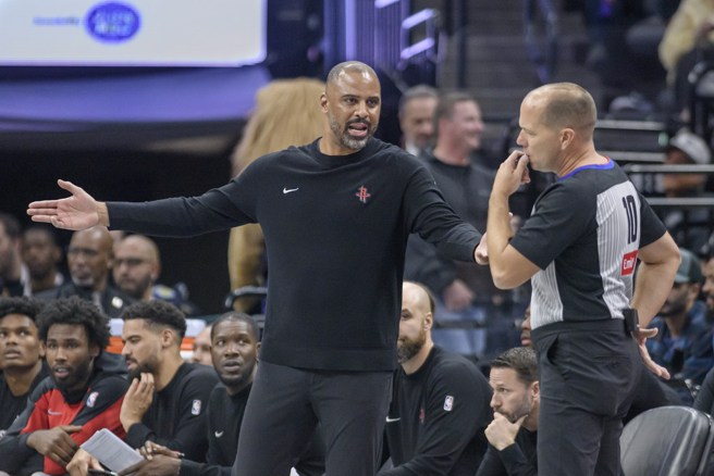 火箭总教练乌度卡当时在场边直接对着裁判骂三字经。(美联社资料照)