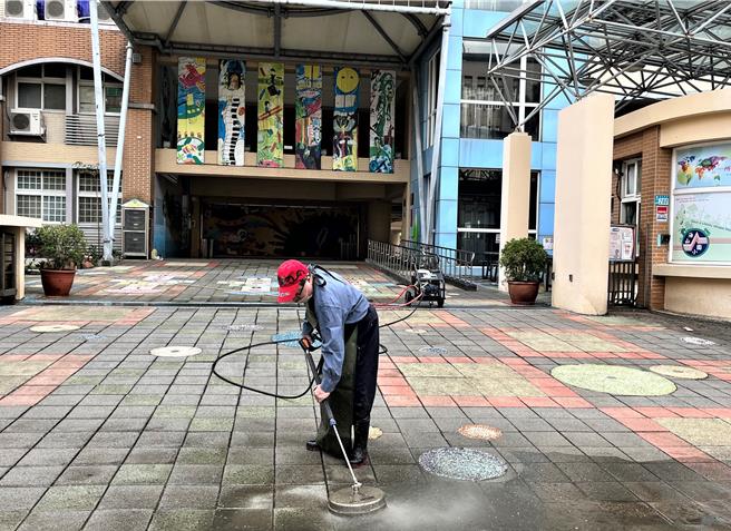 学校工友协助清洗校门口地砖。（新北市教育局提供）