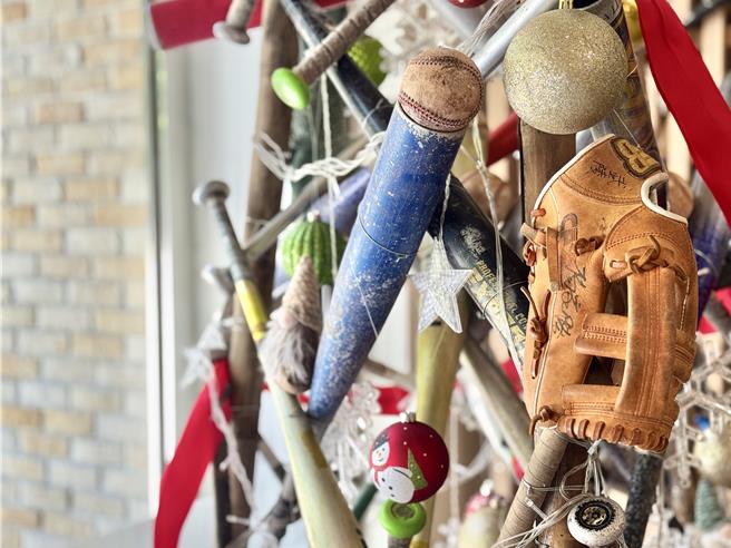 红叶谷绿能温泉园区棒球耶诞树。（红叶谷绿能温泉园区提供／蔡旻妤台东传真）