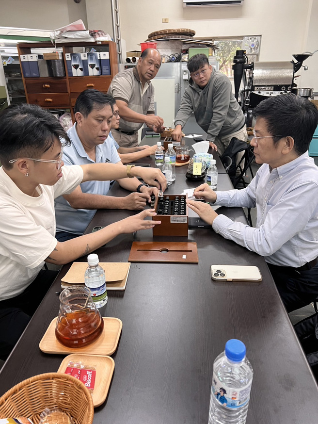 马来西亚咖啡业者在暨大咖啡塾学习咖啡风味轮。(照片/国立暨南国际大学提供)