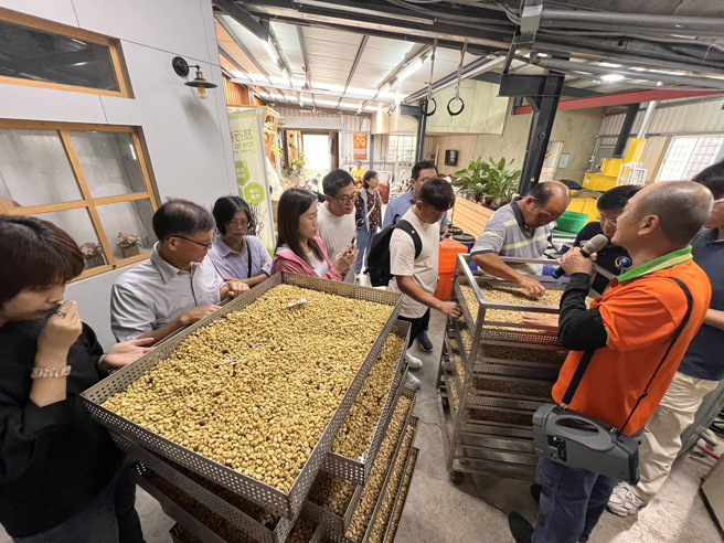 暨大咖啡产销一条龙吸引马来西亚业者来台取经学习。(照片/国立暨南国际大学提供)