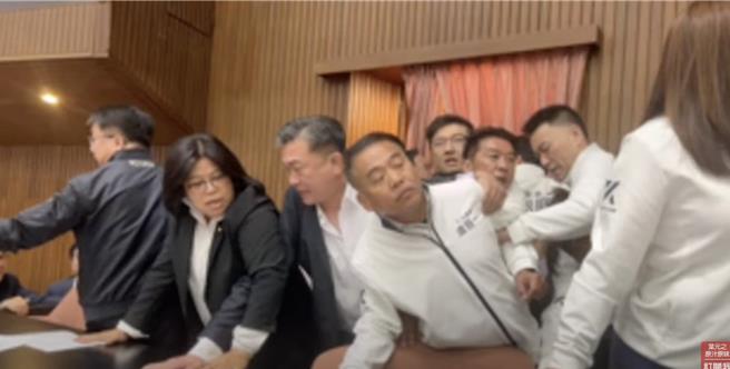 藍綠委為了選罷法攻防，於主席台推擠大打出手。（摘自葉元之直播）