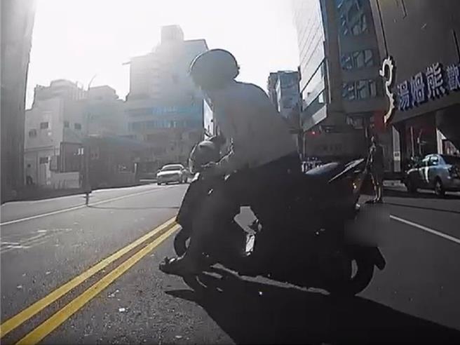 高雄一辆机车连续涉及多项违规，险让其他骑士撞上，警察看到影片要开罚了。（翻摄自Threads／任义宇高雄传真）