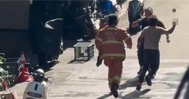 新北市中和区泰和街消防人员扑灭火势后，竟遭到男子持刀恐吓。（民眾提供）