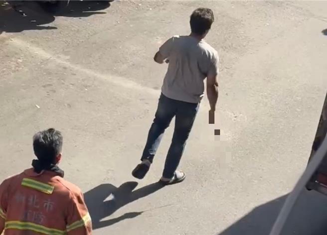 新北市中和区泰和街消防人员扑灭火势后，竟遭到男子持刀恐吓。（民眾提供）