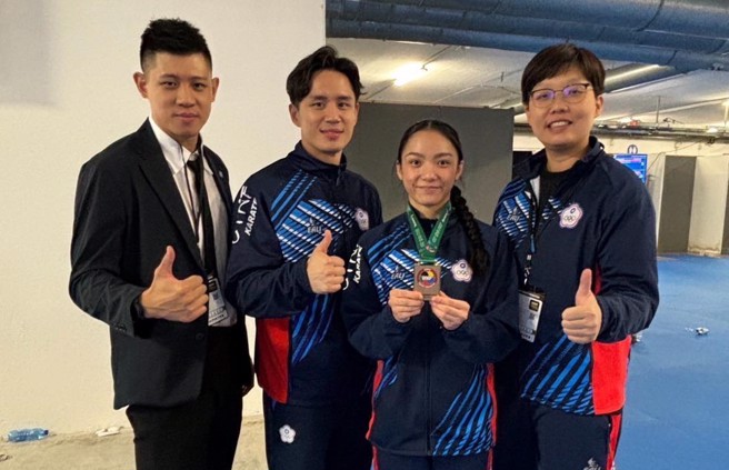 空手道选手詹心妤（右2）在2024 WKF 青少年K1空手道锦标赛U21女子50公斤级摘金。（八马提供）