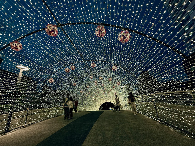 台北捷運公司「2024閃耀捷運光聚落-心拾光」捷運行政大樓-璀璨星光拱橋(台北捷運公司提供)