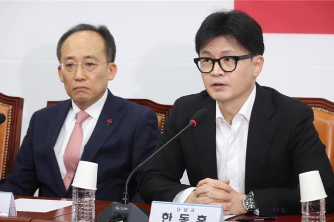 韩东勋6日上午在记者会上表示，「应立即暂停尹锡悦的总统职权」。（美联社）