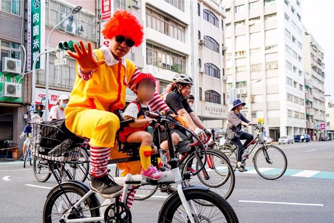 由高市府观光局举办的「乘风而骑」系列单车活动最终场搭上耶诞风，特别以「耶诞变装派对」为主题，邀请民眾于12月15日戴上耶诞装饰一起到左营乘风而骑。（高市府观光局提供／洪浩轩高雄传真）