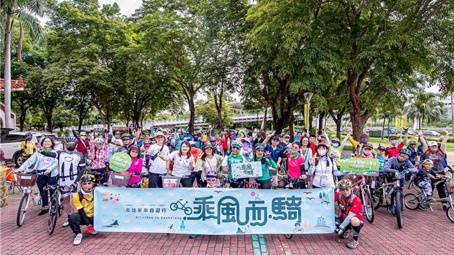 由高市府观光局举办的「乘风而骑」系列单车活动最终场搭上耶诞风，特别以「耶诞变装派对」为主题，邀请民眾于12月15日戴上耶诞装饰一起到左营乘风而骑。（高市府观光局提供／洪浩轩高雄传真）
