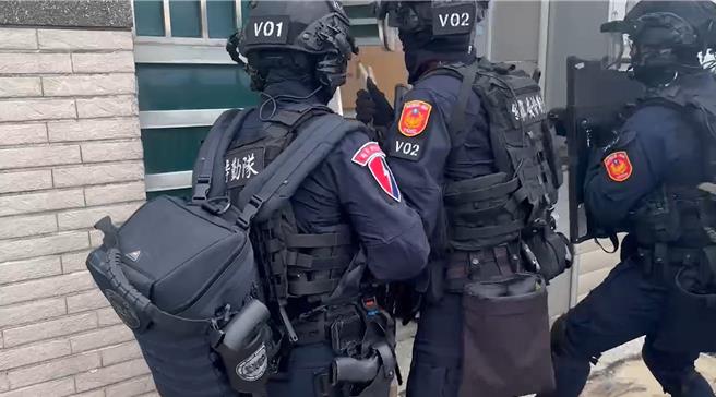 特勤全副武装进蔡嫌家中。 （翻摄照片／洪靖宜高雄传真）