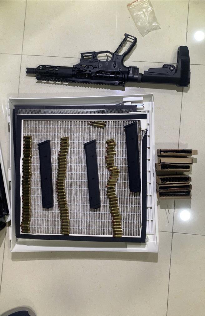 查扣衝锋枪及多颗子弹。 （翻摄照片／洪靖宜高雄传真）