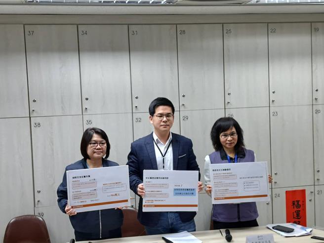 北市府6日举行联合记者会说明宝林茶室案最新进度，与会出席北市社会局长姚淑文（左起）、北市法务局长连堂凯、北市卫生局副局长李碧慧。（温予菱摄）