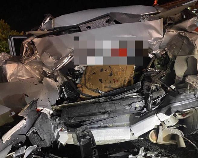 国1湖口路段4日凌晨发生6车连环车祸，最后1辆车猛撞前方营业轿车，车头全毁，车内陈姓女子伤重送医不治。（国道警方提供／罗浚滨新竹传真）