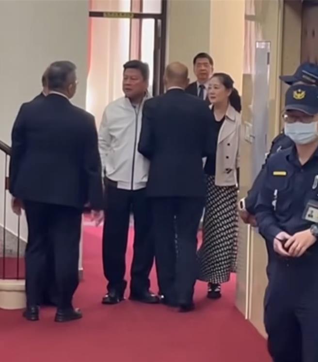 绿营指控国民党总召傅昆萁后台协商时竟爆粗口，飙骂民进党团干事长吴思瑶、绿委蔡其昌以及议事人员。（摘自苏巧慧粉丝专页）