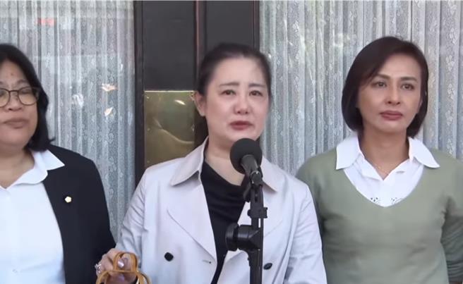 立法院院會後民進黨團受訪，多位委員皆落淚表示，我們都很堅強，但是台灣民主不能受傷。（摘自中時新聞網直播）