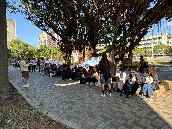 「新竹之光郭俊麟英雄见面会」现场只开放200个一般民眾名额入会场，今早7点就有球迷来排队。（陈育贤摄）