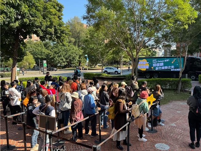 「新竹之光郭俊麟英雄见面会」现场只开放200个一般民眾名额入会场，今早7点就有球迷来排队。（陈育贤摄）