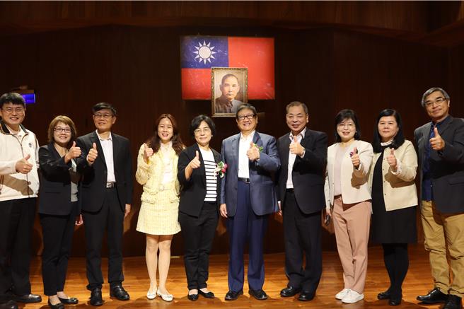 新竹县文化局长朱淑敏（左五）新上任，就职典礼上也有多名前任文化局长蒞临共襄盛举。（邱立雅摄）