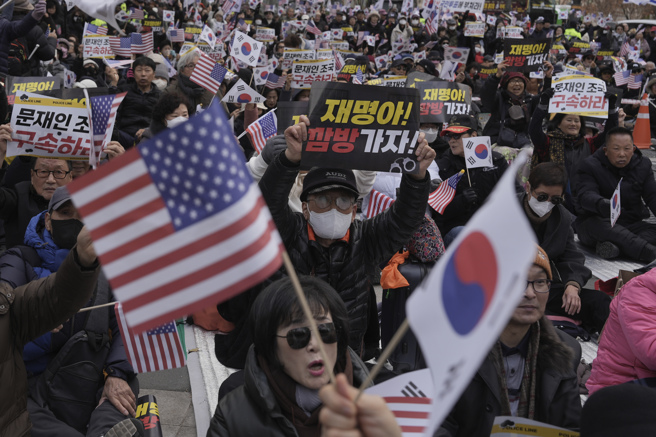 韩国总统尹锡烈的支持者于 2024 年 12 月 5 日星期四在韩国首尔集会。（图／美联社）