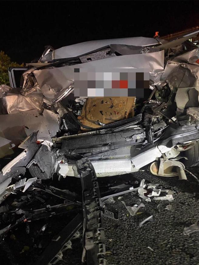 国道1号北向77公里4日凌晨3时许，37岁徐姓男子驾驶租赁车，疑未注意车前状况，追撞前方陈梅慧所乘坐的营业小客车。（中时资料库）