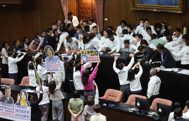 立法院6日院会，国民党提出变更议程案，欲将「选罢法」修正案排入议程，蓝绿爆发拉扯推挤衝突。（资料照/姚志平摄）