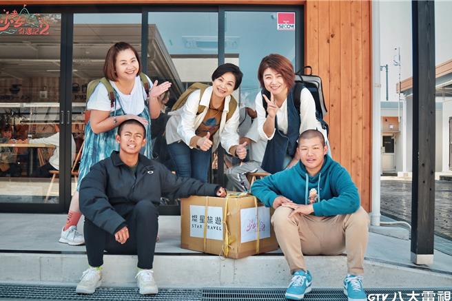 杨贵媚（后排中）准备台湾零食泡麵给乔恩、国善，后排左锺欣凌、严艺文。（八大提供）