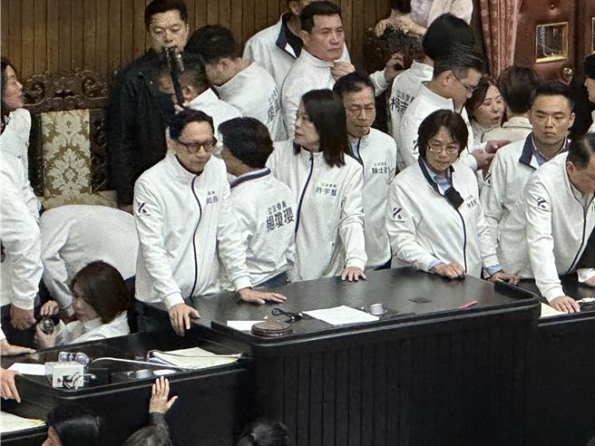 6日立法院会爆发朝野肢体衝突。（陈薏云摄）