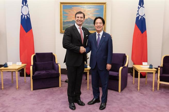 图为今年四月，时任副总统赖清德接见巴拉圭共和国国会暨参议院议长欧斐拉一行。(资料照片/总统府提供)