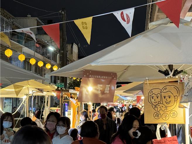 屏东市华山万福宫将于7日迎来首场庙宇下雪耶诞派对，「梦幻飘雪秀」在水晶般的灯光下，让人彷佛置身于童话世界。（万福宫提供／谢佳潾屏东传真）