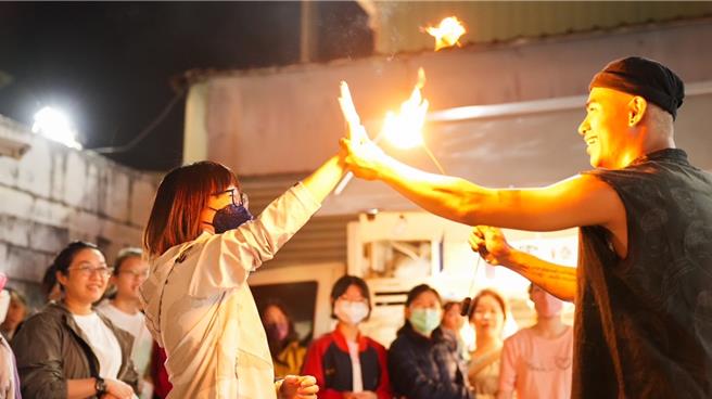 屏东市华山万福宫将于7日迎来首场庙宇下雪耶诞派对，「梦幻飘雪秀」在水晶般的灯光下，让人彷佛置身于童话世界。（万福宫提供／谢佳潾屏东传真）