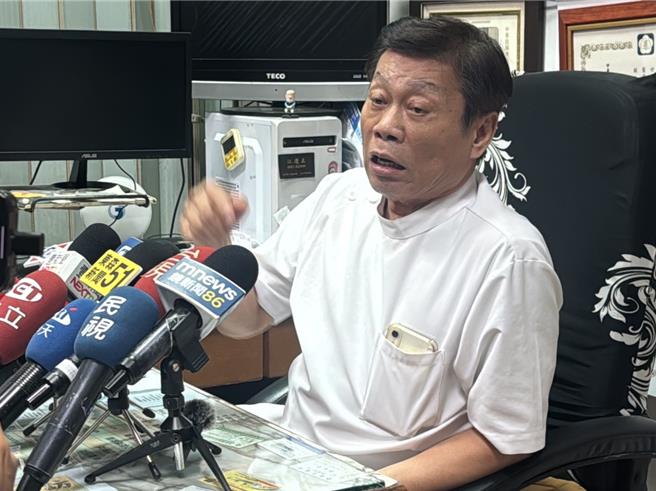 中山附醫法醫科主任高大成6日點出，一可先看死者死因是否車禍造成，再追究車禍成因，包括撞擊次數和駕駛有無前科等，此外還可查附近草叢有無GPS定位器。（潘虹恩攝）