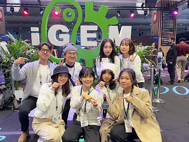 中山醫大攜手興大、成大組成三校聯隊參與2024 iGEM國際競賽，榮獲大學組銀牌。(照片/中山醫學大學)