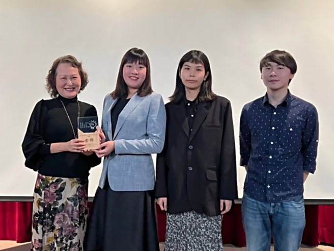 中山醫大蔡詠哲、柯蘋恩、蔡依凝(右一至左二)研發預防神經退化的保健食品，獲農業生技創新創業金獎。(照片/中山醫學大學)