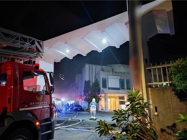 位于新店区安泰路的知名中药大厂「顺天堂」的厂房，昨日晚间7时34分惊传内部起火，燃烧燃烧面积约70坪，所幸最后无人员伤亡火势也顺利扑灭，而顺天堂今（6）日发表声明表示，将更审慎以安全为首，全面检视并强化防火措施，确保未来营运安全。（新北消防局提供）