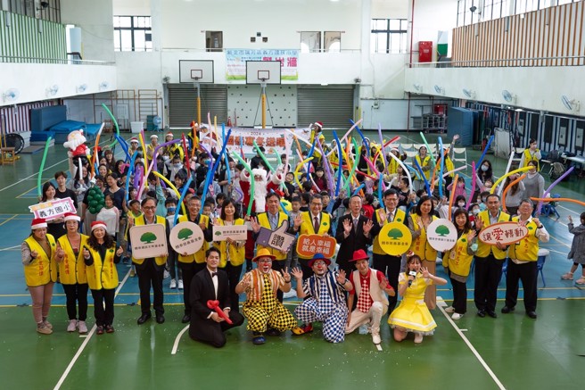 今年国泰寒冬送暖列车前进154所学校，持续发挥「给人幸福、就是幸福」精神，把爱心传递下去。（国泰慈善基金会/提供）