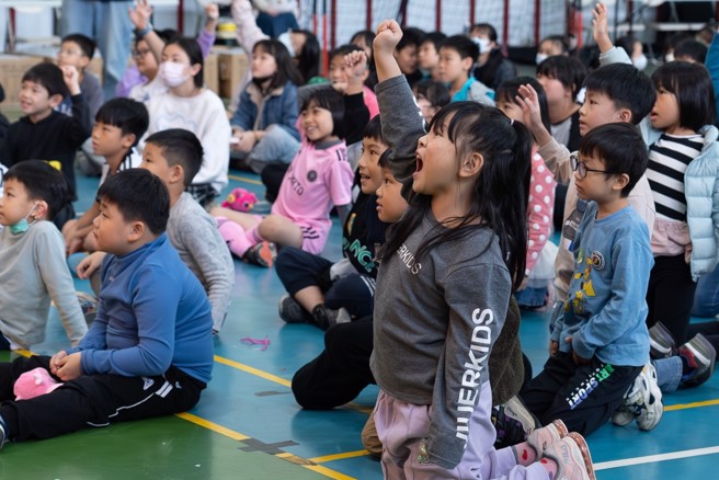 2024年寒冬送暖活动特别安插「金融小学堂」有奖徵答，新北市瑞芳区义方国小孩子们争先恐后抢答。（国泰慈善基金会/提供）