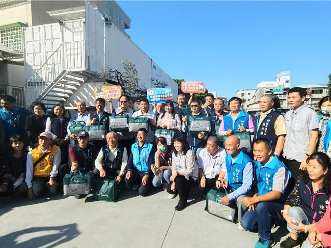 嘉義市隱形冠軍30年老字號品牌寢具企業捐贈全市84里弱勢家庭共1008床棉被。（廖素慧攝）