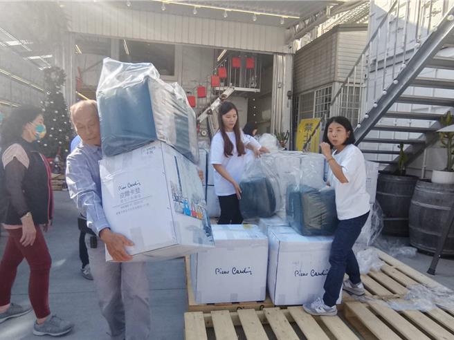 里長們代表受捐贈棉被，紛紛搬運棉被將送給弱勢家庭。（廖素慧攝）