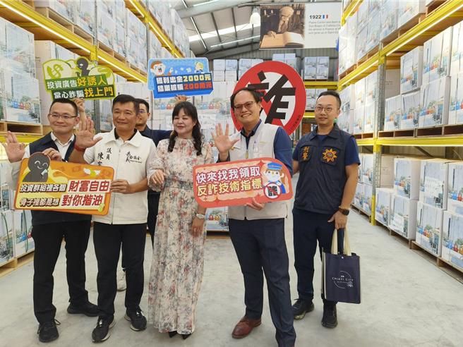 嘉義市議員陳家平協助寢具業者辦理寒冬送暖送棉被，市警局也到場宣導反詐騙。（廖素慧攝）