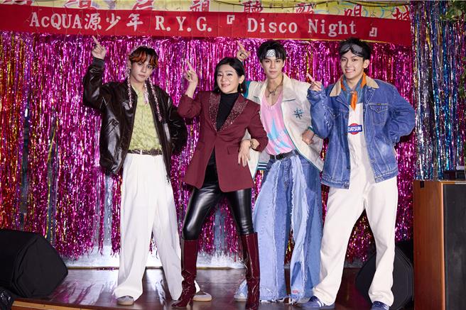 王彩樺（左2）6日現身記者會為AcQUA源少年站台。（種子音樂提供）