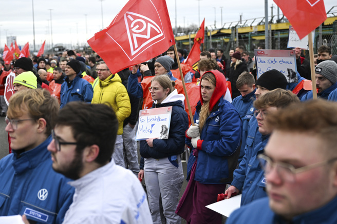 2024年12月2日，福斯汽车工人参加在德国茨维考举行的全国罢工集会。（美联社）