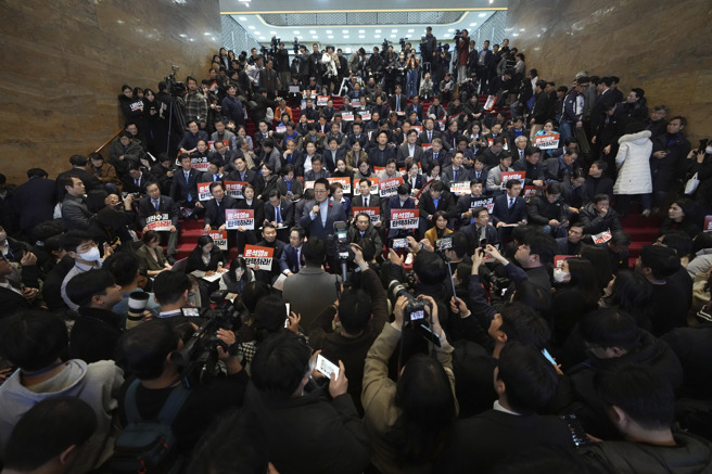 6日下午有消息稱南韓總統尹錫悅擬赴國會出席執政黨團會議，在野黨議員齊聚國會主廈通往議場樓梯築成人牆，表達阻擋尹錫悅進入國會的立場。（美聯社）